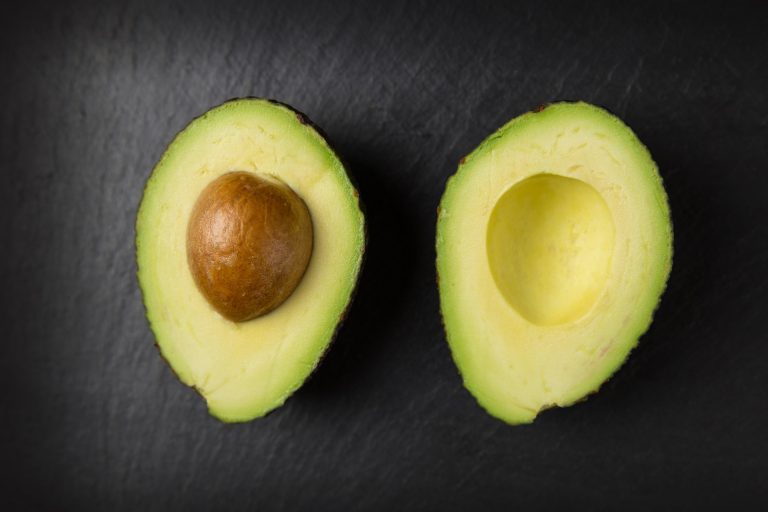 Eine aufgeschnittene reife Avocado.