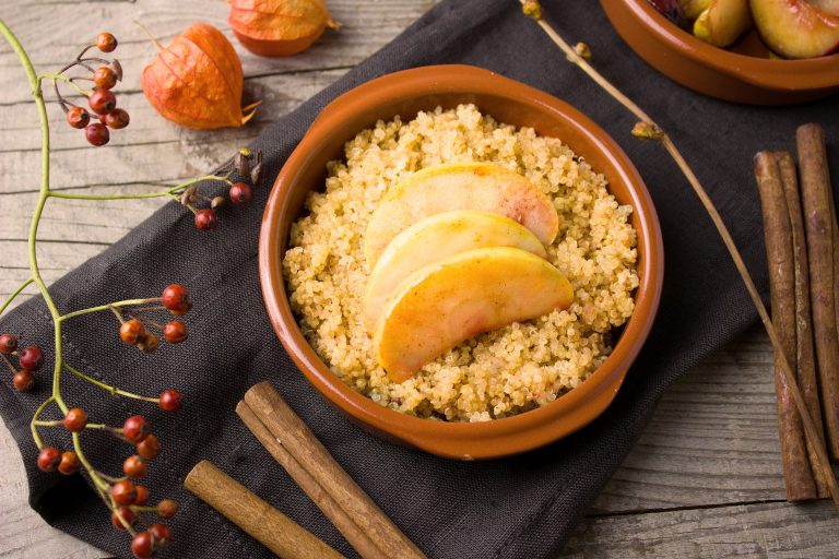 Adventliches Arrangement mit Quinoa, Apfel und Zimt.