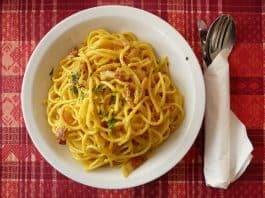 Spaghetti Carbonara mit Speck und Petersilie