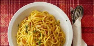 Spaghetti Carbonara mit Speck und Petersilie