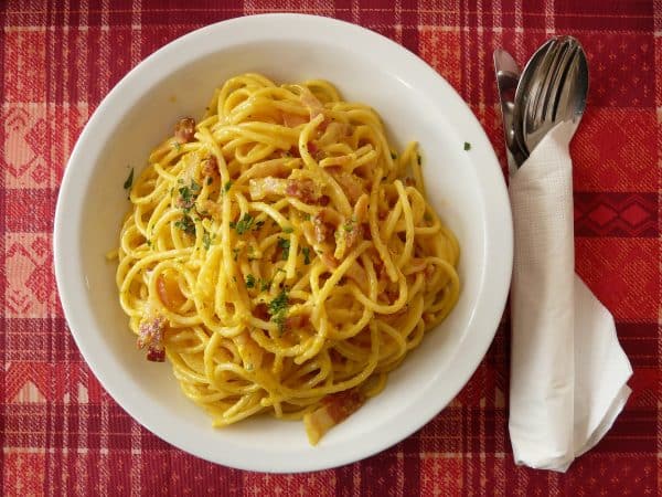 Spaghetti Carbonara mit Speck und Petersilie