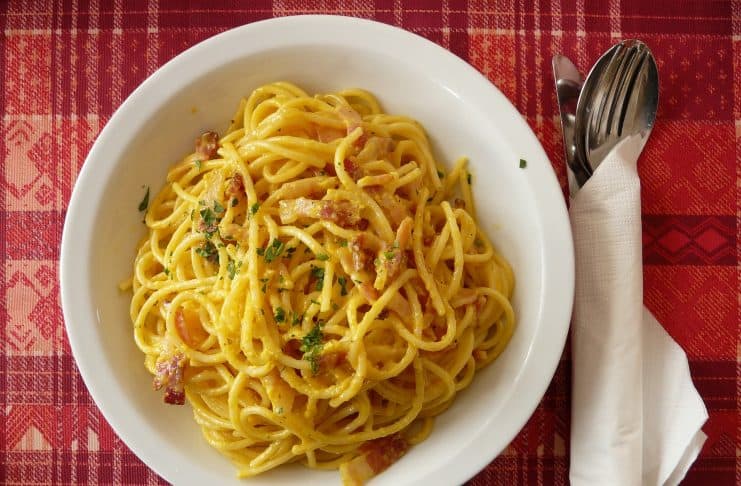 Spaghetti Carbonara mit Speck und Petersilie