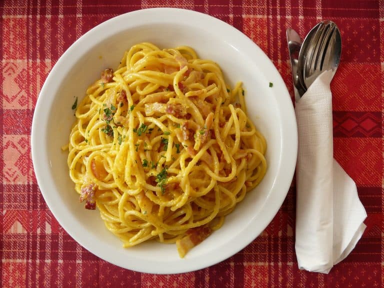 Spaghetti Carbonara – mit Speck und Petersilie