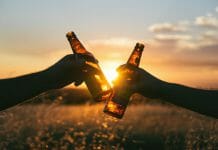 Zwei Flaschen Bier im Sonnenuntergang.