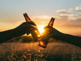 Zwei Flaschen Bier im Sonnenuntergang.