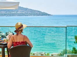 Frau mit Blick auf das Meer