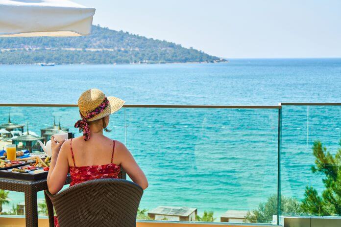 Frau mit Blick auf das Meer