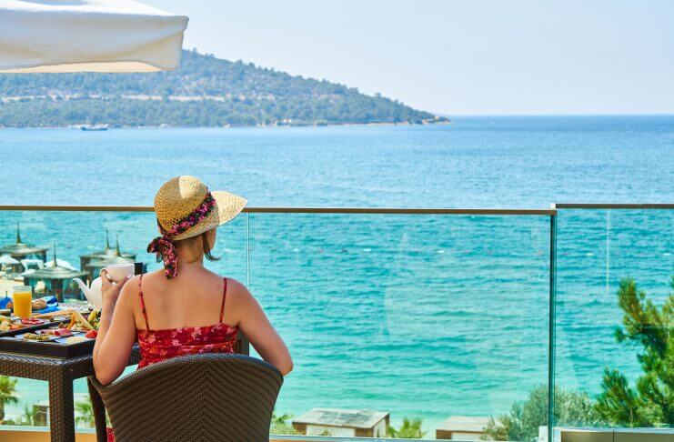 Frau mit Blick auf das Meer