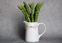 Warum riecht Urin nach dem Spargel essen? Grüner Spargel in einem Krug