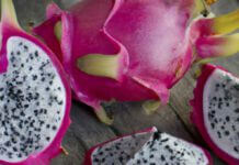 Wie schmeckt Drachenfrucht? Rohe Drachenfrucht aufgeschnitten