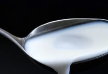 Ist Sperma vegan? Milch auf einem Löffel