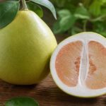 Aufgeschnittene Pomelo mit rosa-weißem Fruchtfleisch
