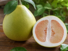 Aufgeschnittene Pomelo mit rosa-weißem Fruchtfleisch