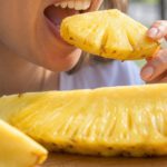 Frische Ananasscheiben auf einem Holzbrett