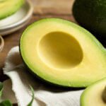 Aufgeschnittene reife Avocado
