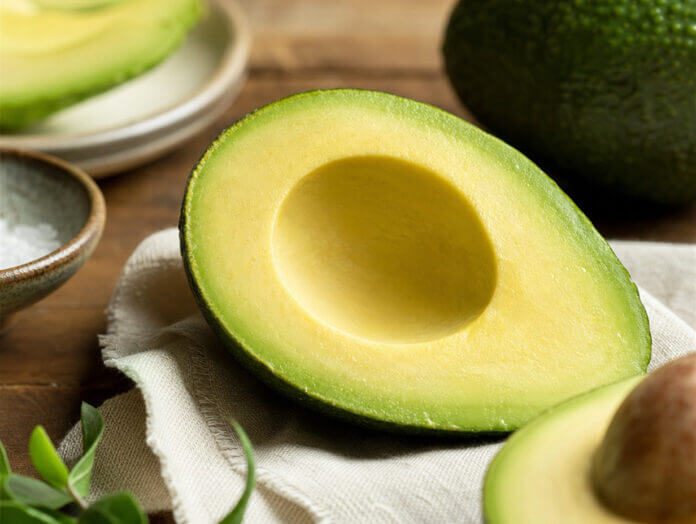 Aufgeschnittene reife Avocado