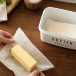 Butter wird zum Einfrieren luftdicht verpackt