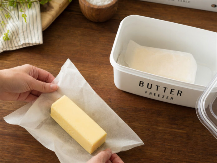 Butter wird zum Einfrieren luftdicht verpackt