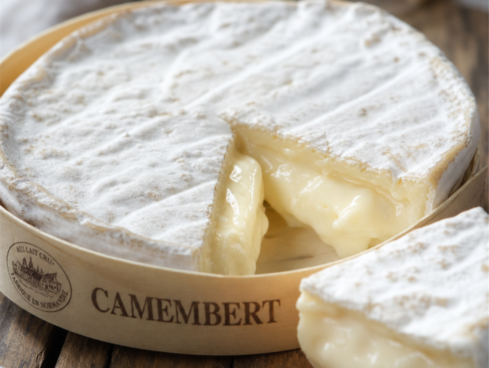 Camembert Käselaib aufgeschnitten in Holzschachtel