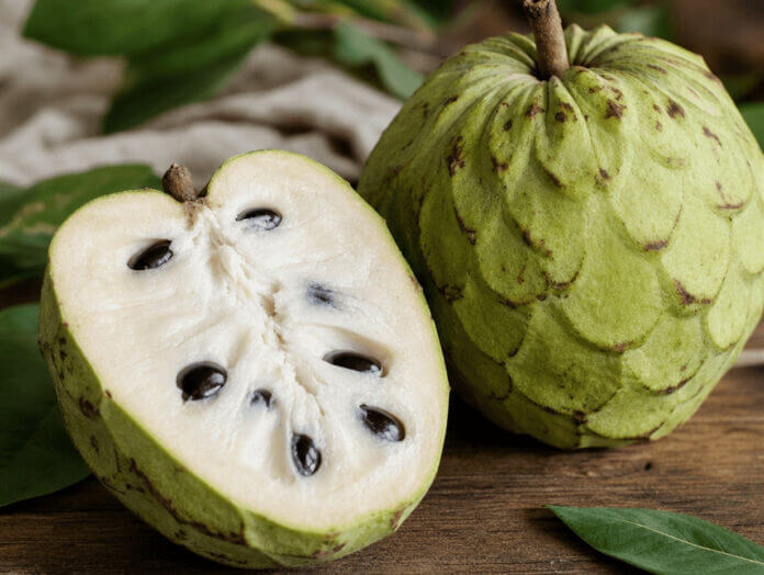 Wie schmeckt Cherimoya? – Titelbild Aufgeschnittene Cherimoya-Frucht mit cremigem Fruchtfleisch