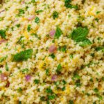 Fluffiger gekochter Couscous mit frischen Kräutern