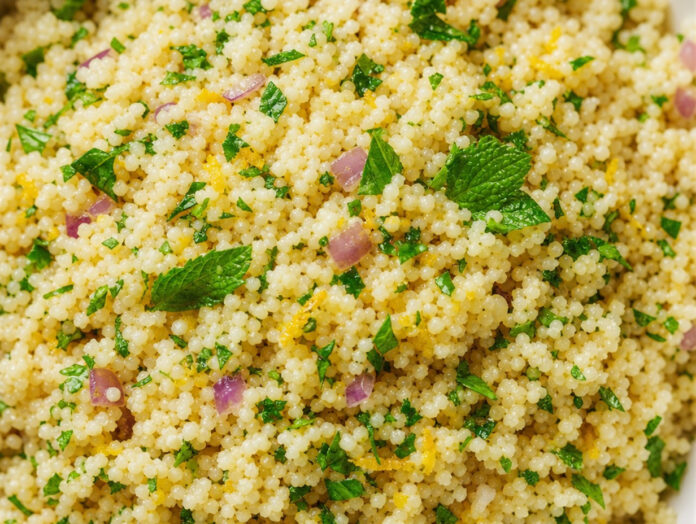Couscous fluffig mit Kräutern Fluffiger gekochter Couscous mit frischen Kräutern