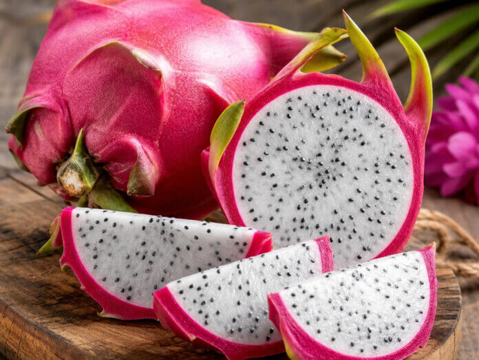 Aufgeschnittene Drachenfrucht mit weißem Fruchtfleisch und schwarzen Kernen