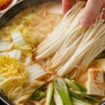 Enoki-Pilze im Hot Pot