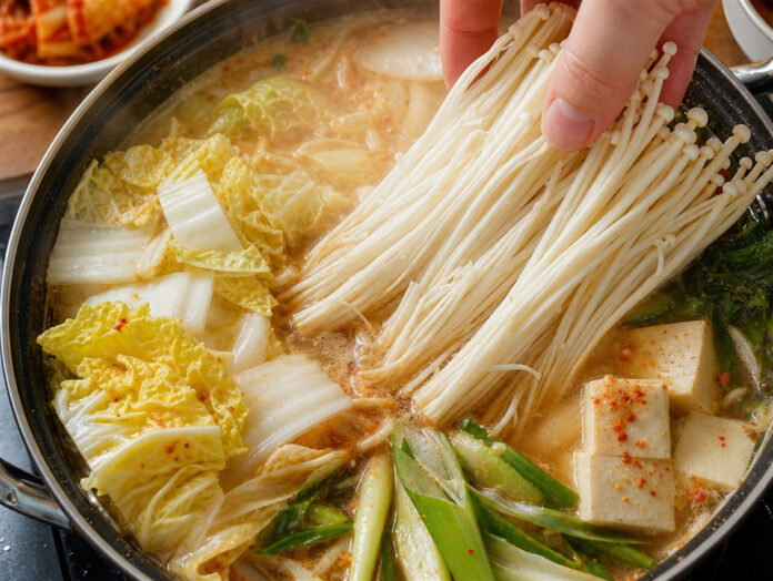 Enoki-Pilze im Hot Pot