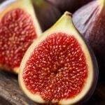Aufgeschnittene reife Feigen mit sichtbarem marmeladigem Fruchtfleisch