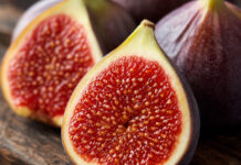 Wie schmecken Feigen? Aufgeschnittene reife Feigen mit sichtbarem marmeladigem Fruchtfleisch