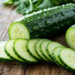 Frisch aufgeschnittene Gurkenscheiben mit sichtbaren Wassertropfen
