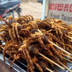 Frittierte Vogelspinnen am Spieß, kambodschanisches Streetfood aus Skuon