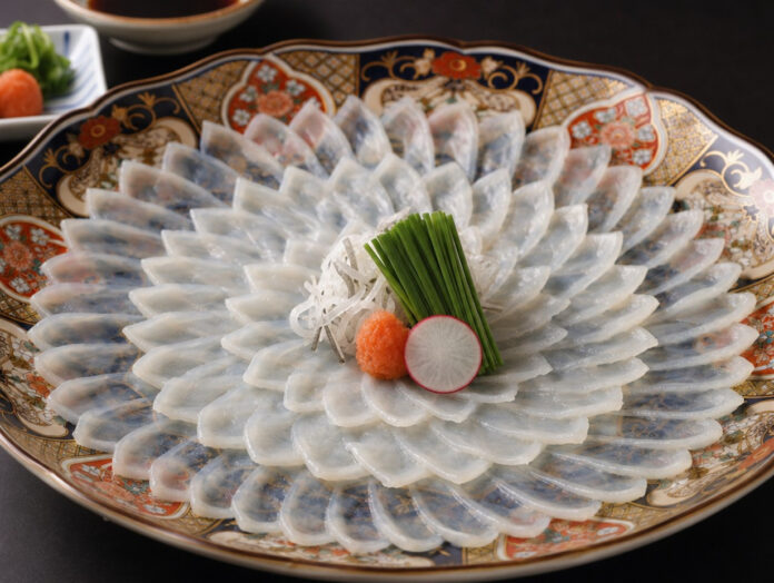 Fugu Sashimi in Chrysanthemenform Fugu Sashimi kunstvoll in Chrysanthemenform angerichtet
