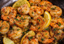 Wie schmecken Garnelen? Gebratene Knoblauch-Garnelen in einer Pfanne mit Kräutern und Zitrone