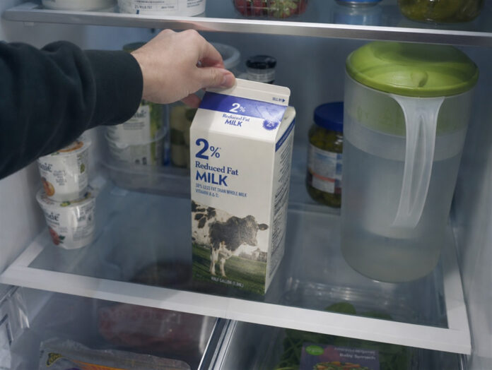 Geöffnete Milchpackung wird im mittleren Kühlschrankfach gelagert