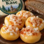 Kleine Harzer Käse Runden mit Zwiebeln und Paprikapulver auf einem Teller