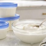 Naturjoghurt wird in kleinen Portionen eingefroren
