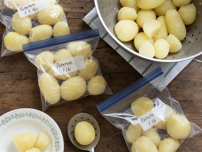 Gekochte Kartoffeln werden zum Einfrieren portioniert