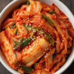 Schüssel mit fermentiertem, leuchtend rotem Kimchi aus Chinakohl