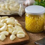 Knoblauchzehen und Knoblauch in Öl werden zum Einfrieren vorbereitet