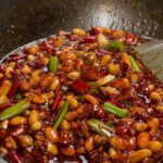 Kung Pao Soße mit Erdnüssen und Chili in einer Schüssel