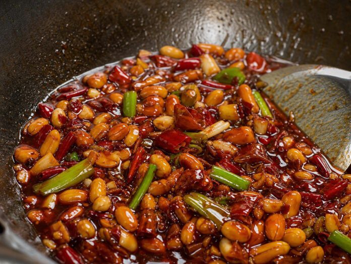 Kung Pao Soße mit Erdnüssen und Chili in einer Schüssel