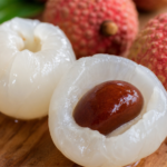 Geschälte Litschi mit sichtbarem Kern und weißem Fruchtfleisch