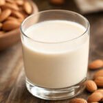 Ein Glas Mandelmilch mit Mandeln