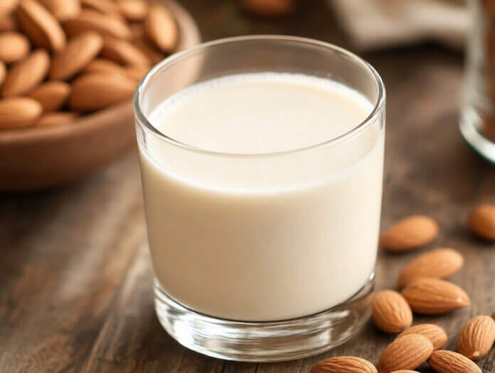 Ein Glas Mandelmilch mit Mandeln