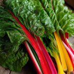 Frischer Mangold mit bunten Stielen