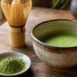 Matcha-Grüntee-Pulver in einer Schale mit Bambusbesen
