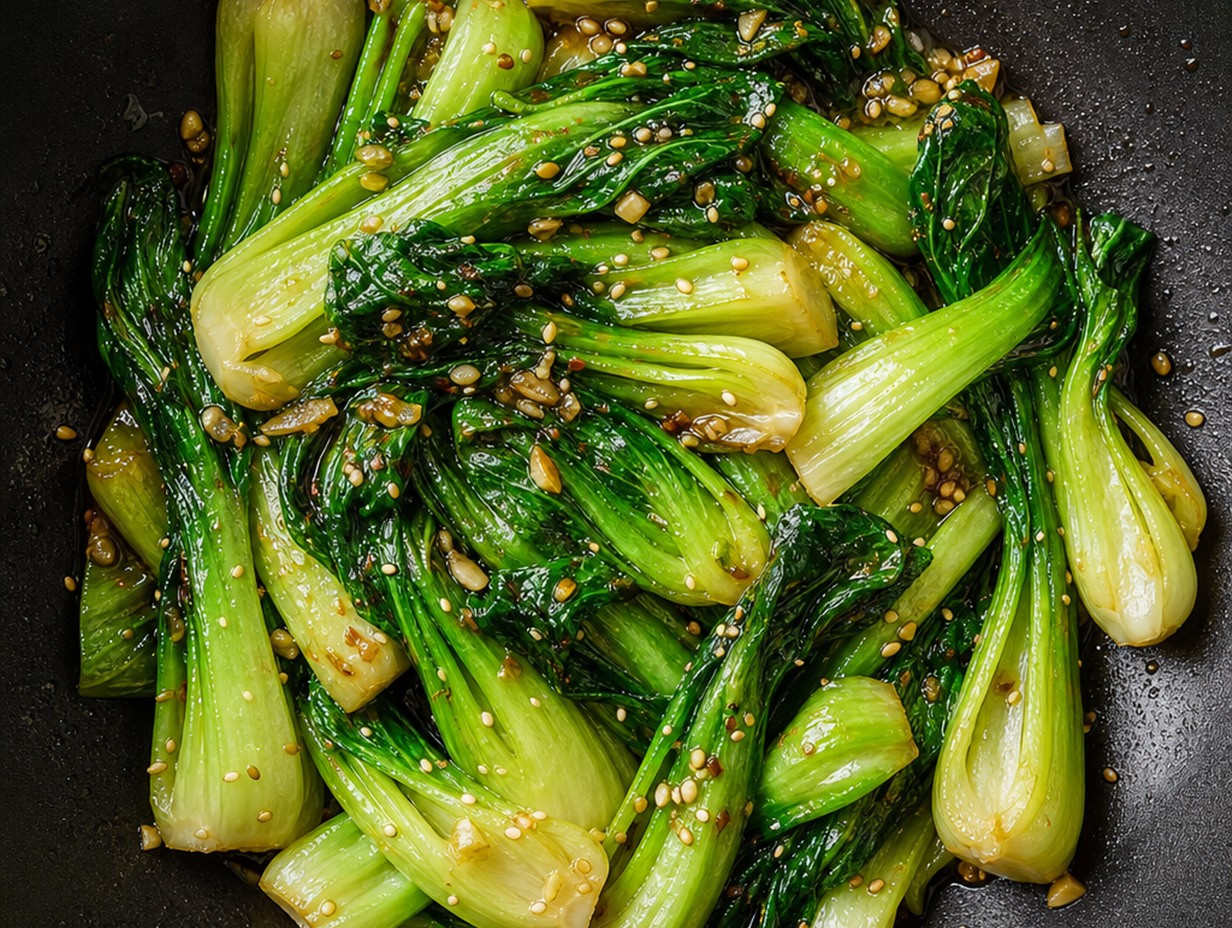 Im Wok gebratener Pak Choi mit Knoblauch und Sesam