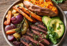 Was ist Paleo-Ernährung – und wie schmeckt sie? Gegrilltes Fleisch mit geröstetem Wurzelgemüse, Süßkartoffel und Avocado als typisches Paleo-Gericht